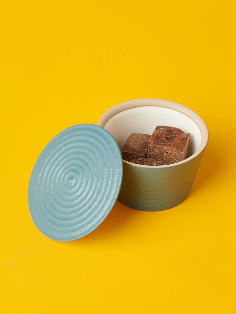青茶色のティーカップを選ぶべき理由は？小物で心を落ち着かせる魔法の色とは