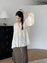 ロマンティックなデザインのランタンスリーブVネックシャツ【フラワープリント・ドローストリング付き】