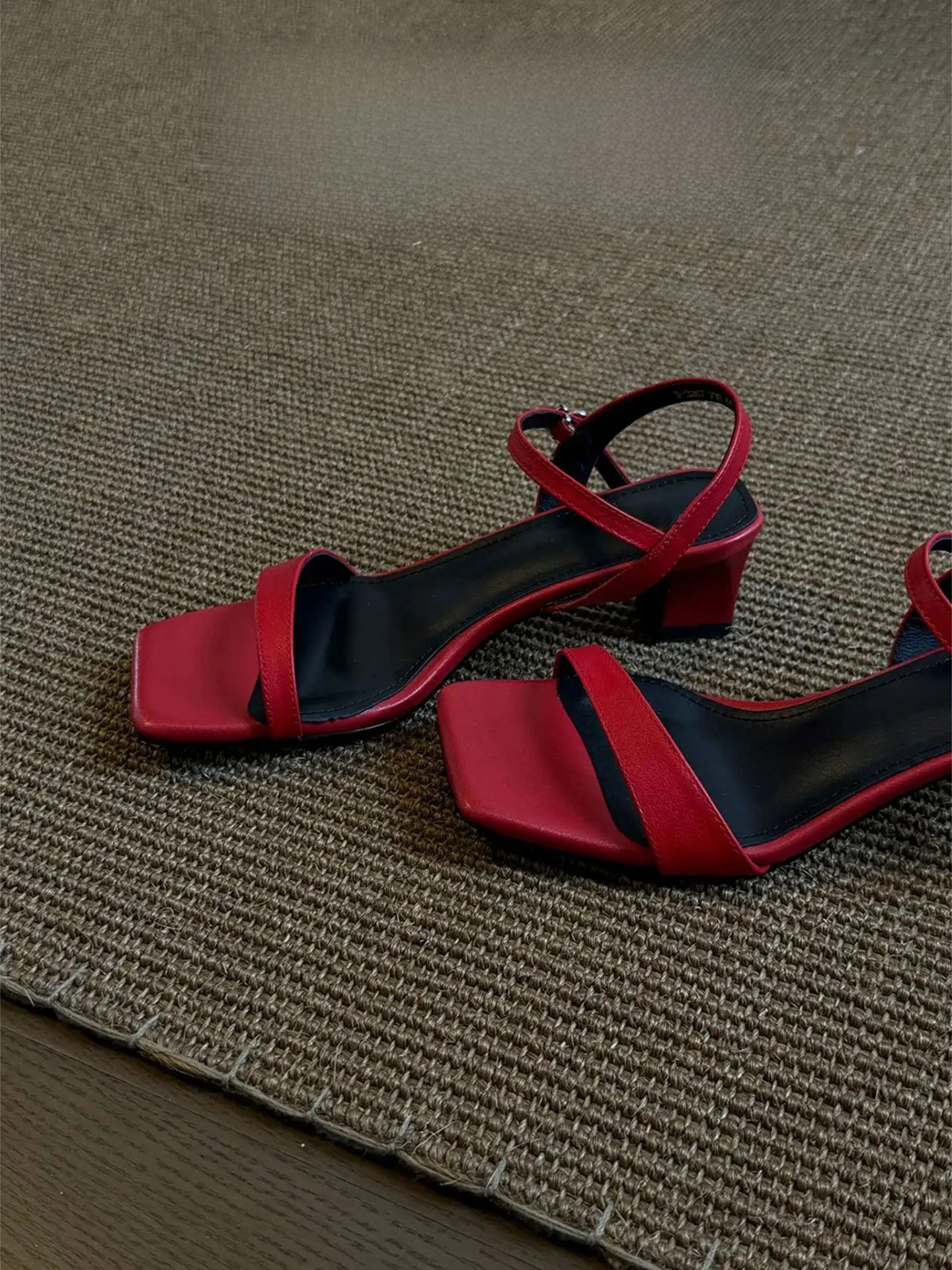 牛革製ワンストラップサンダル：复古風の夏用中跟サンダルで足元を美しく