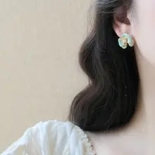 フレンチスタイルのエナメル花デザインイヤリング【青い小花・エレガントな印象】