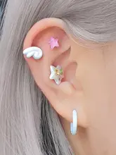 天使の翼デザインのホワイトピアス【チタン合金製・耳の不快感軽減】