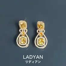 華やかに輝くビジューイヤリング【長めの透かしデザイン・ヴィンテージスタイル】