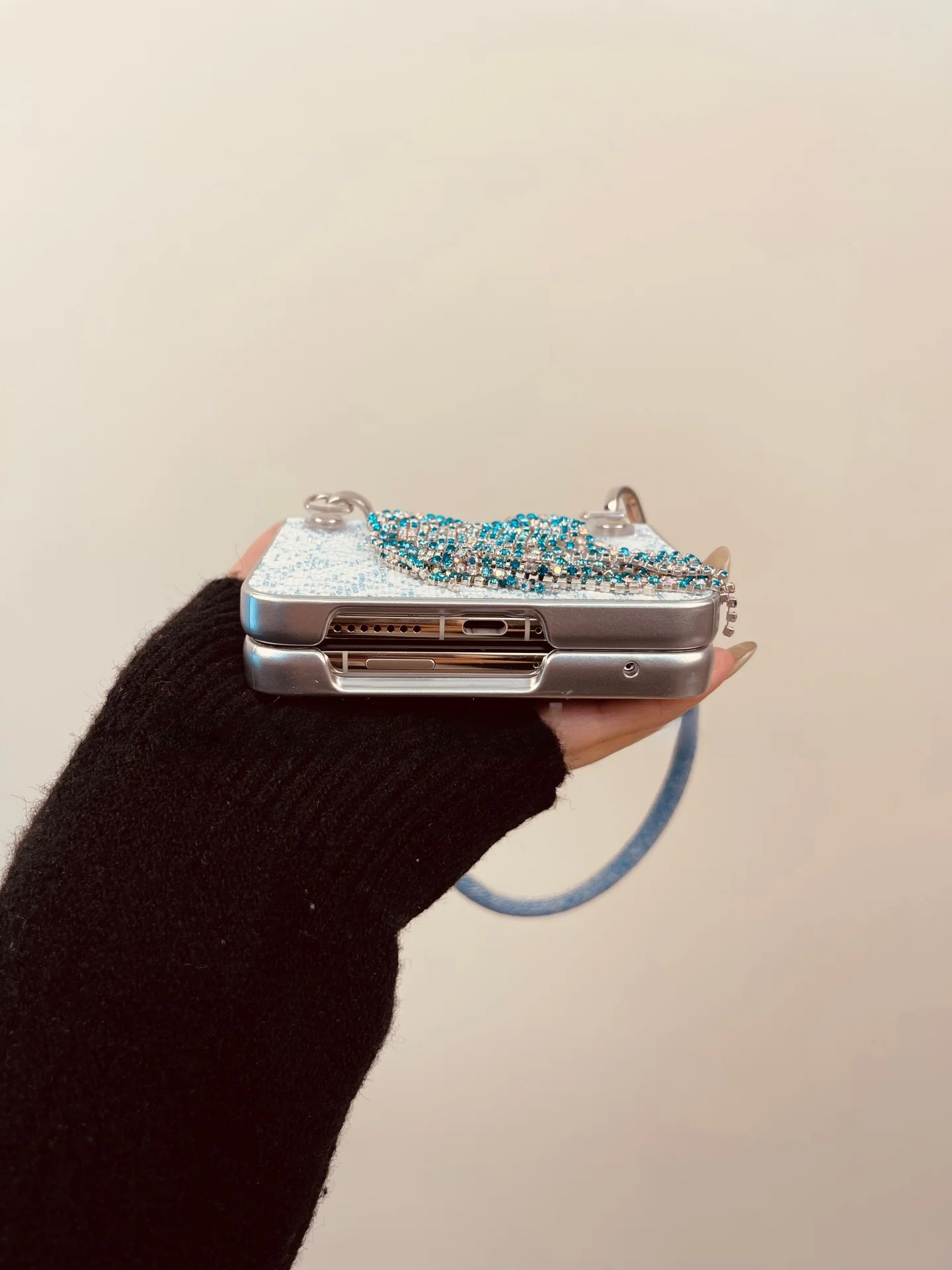 手帳型スマホケース ショルダー おしゃれ：華やかなハートと流れる房付きデザインの実用性とシーン別適用