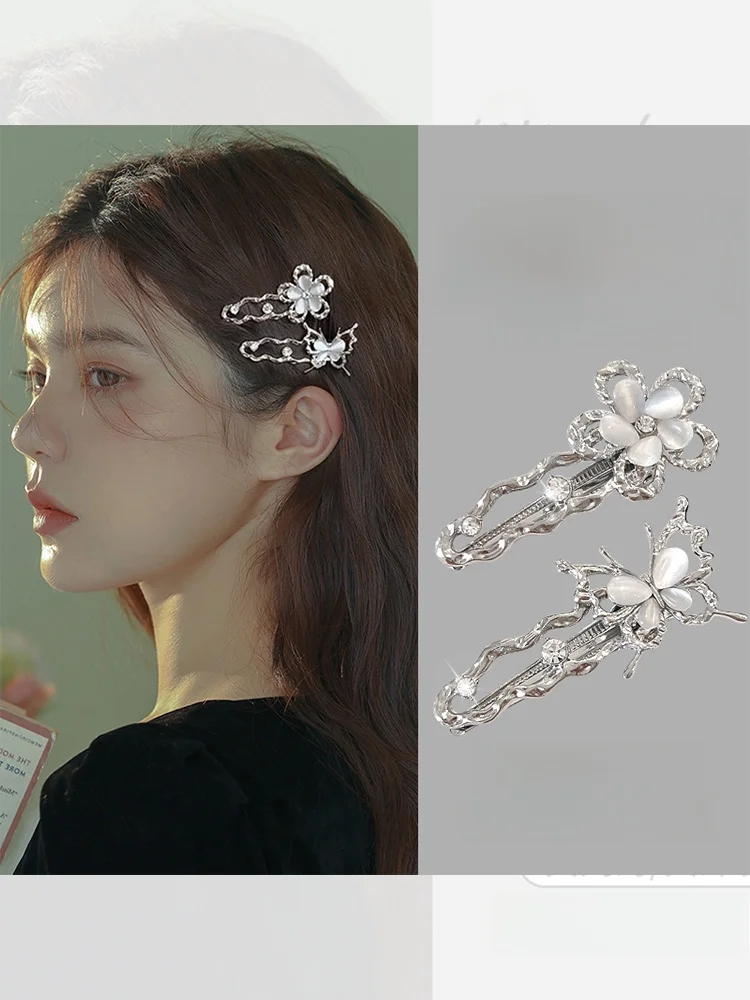 前髪 ポンパドール とは：シルバーのヘアクリップで高級感を演出するシンプルなスタイル