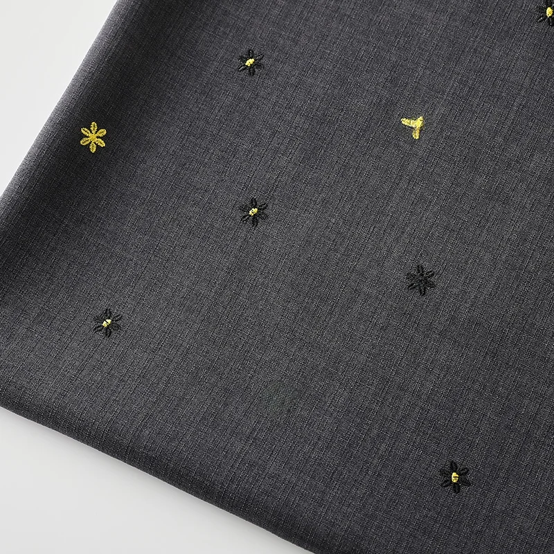 黒灰色のデイジー刺繍シャツドレス：通気性とハンガリー織風が特徴の女性向けカジュアルウェア