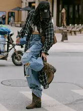 ブルーのウォッシュドヒッピー風ダメージデニムパンツ【ゆったりフィット・ストレートレッグ】（セットアップ対応）