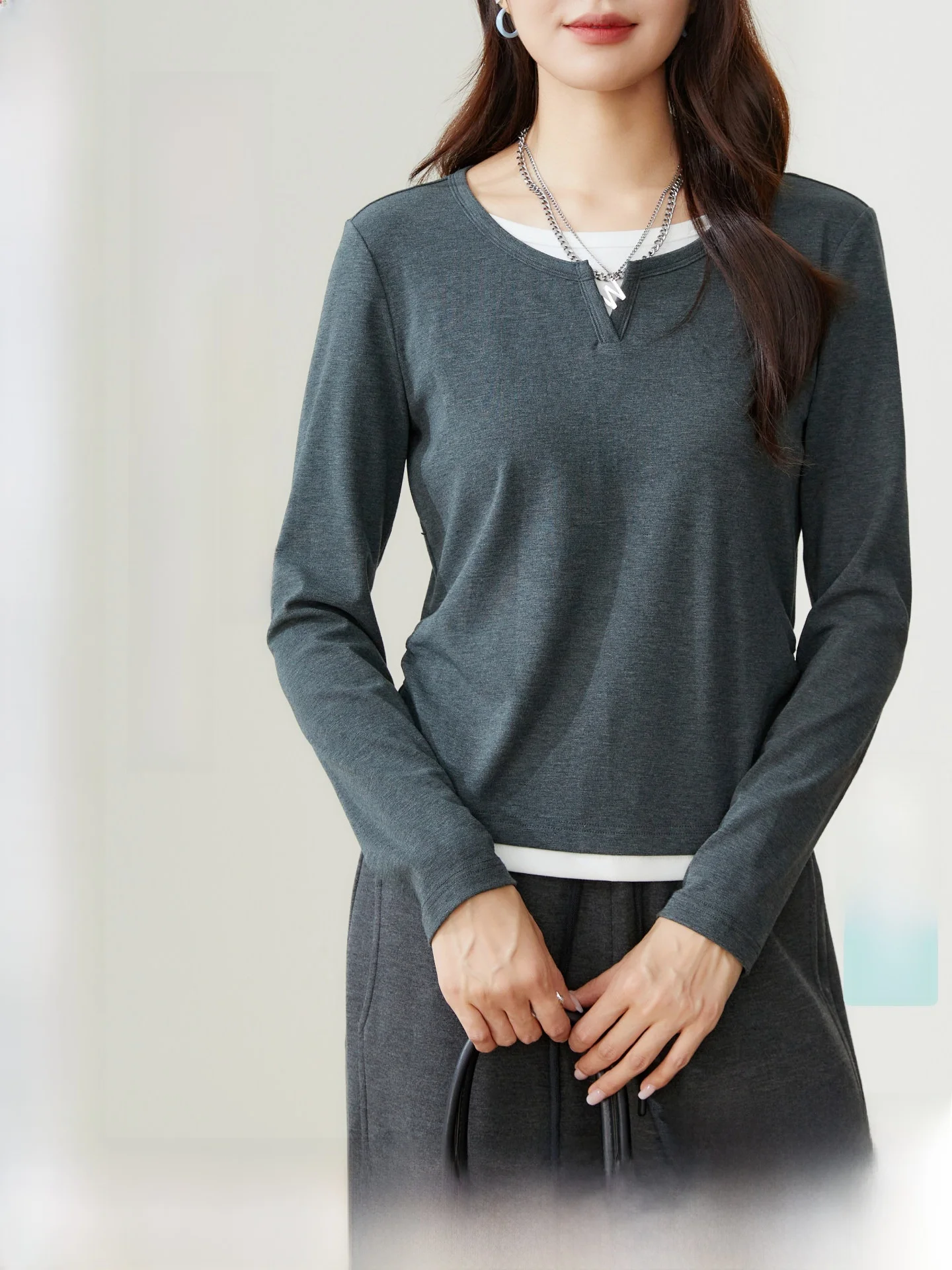 長袖Tシャツのベストな選び方は？3選で通勤・日常・秋の季節に合うアイテムを徹底解説