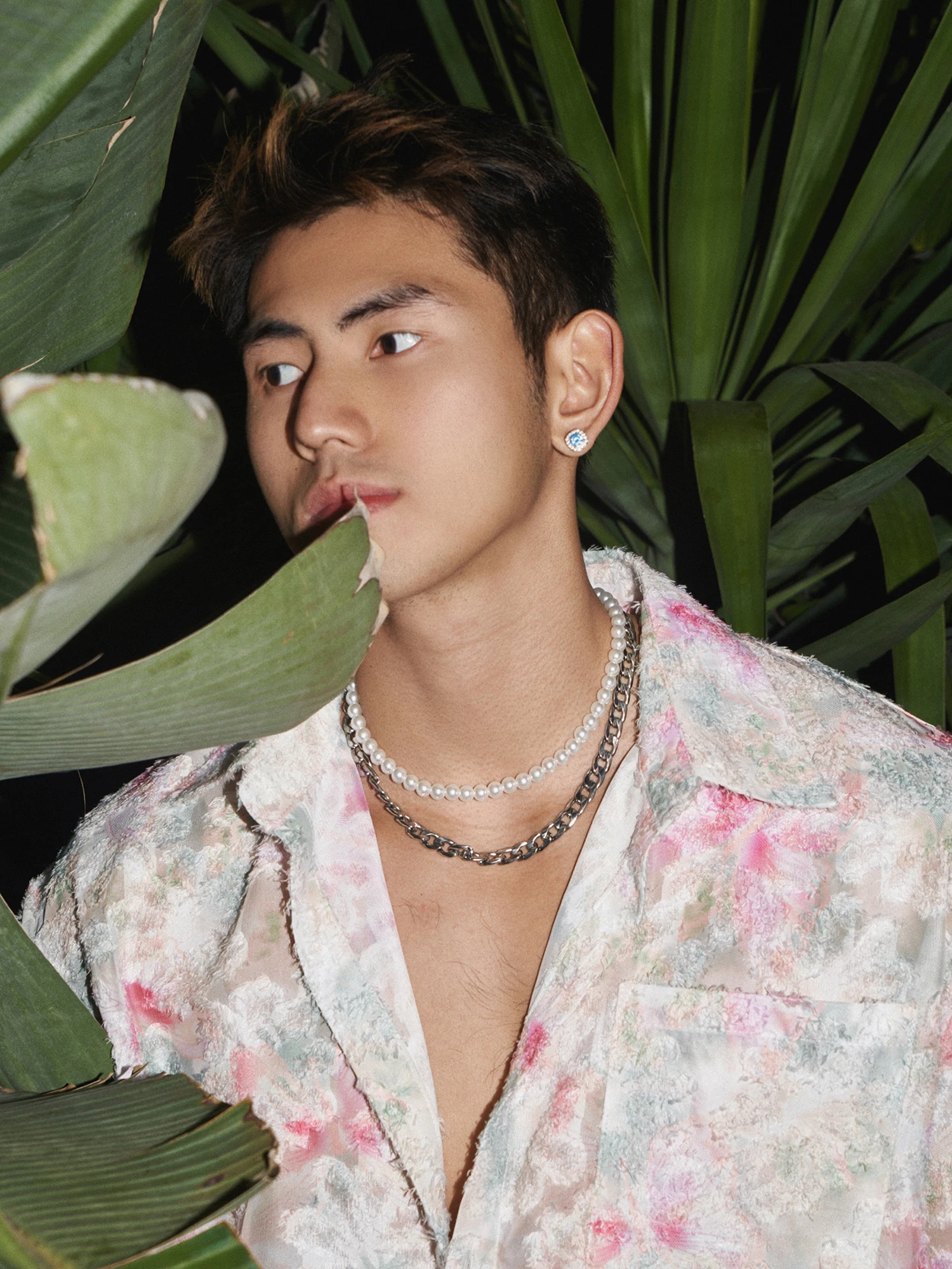 立体花柄シャツ：ゆったりフィットの男性用フェイクレザーシャツの実用性と特性