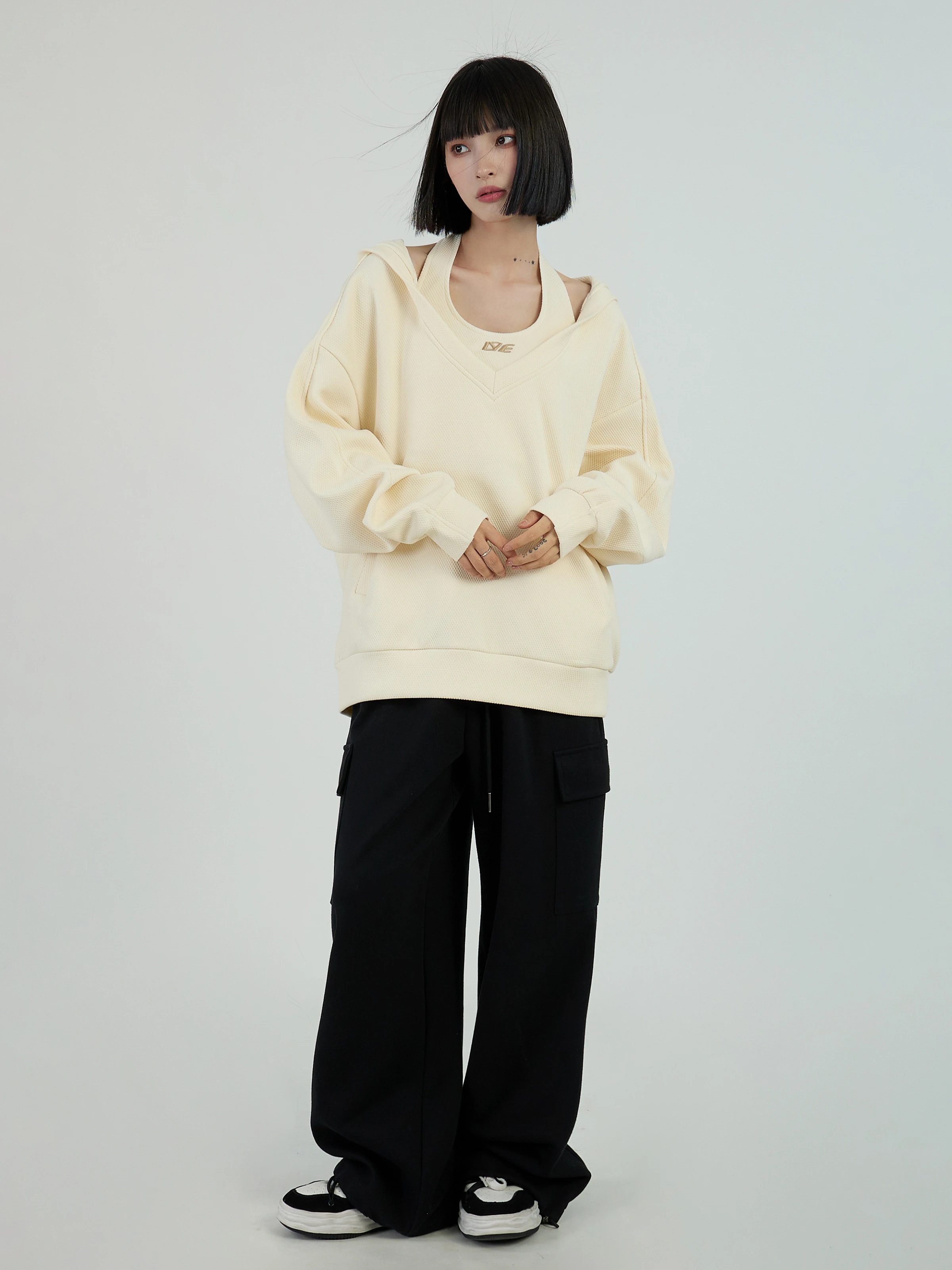 大人可愛い服 40代コーデの完全ガイド｜フード付きスウェットシャツで自然な可愛さを実現