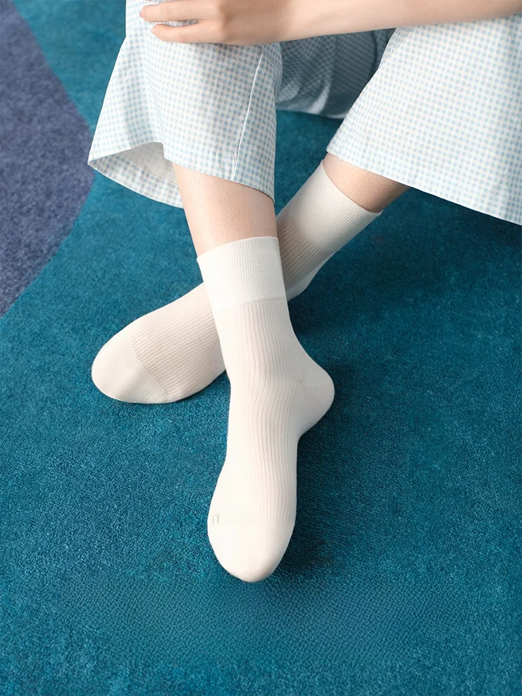 シルク着圧ソックスは本当に体に良いの？通勤女子が選んだ「隠しソックス」のリアルな使い心地とは