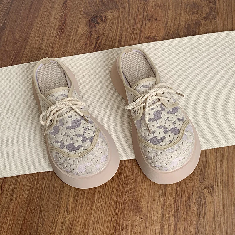厚底包头ミュールサンダル：通気性と刺繍メッシュで夏の日常を快適に
