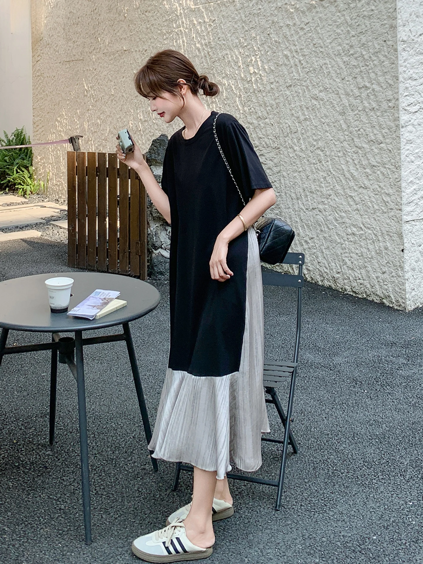 30代女性が選ぶべき「夏の日常コーデ」は、黒の風プリントドレスなのか ？