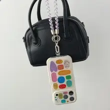 可愛らしいデザインの猫腕紐付きスマートフォンケース【夏用・多色・衝撃吸収・iPhone対応】