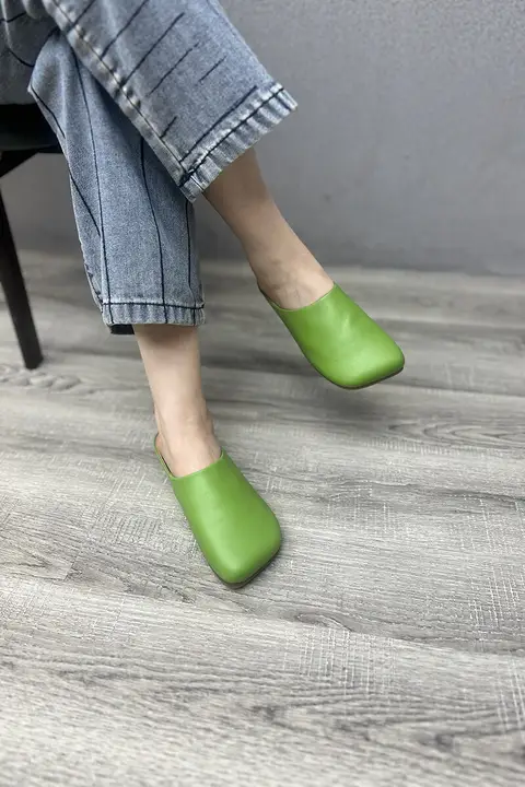 真皮製のフラットサンダル【シンプルデザイン・スクエアトゥ・女性用】