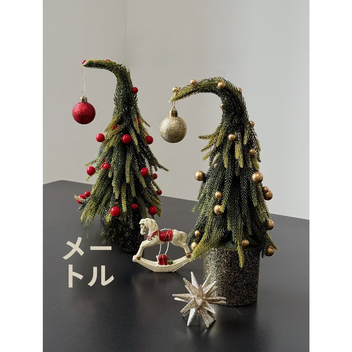 癖のあるクリスマスツリーと夢の鹿のデスクトップ装飾：社会人向けのイベント企画に最適な空間装飾