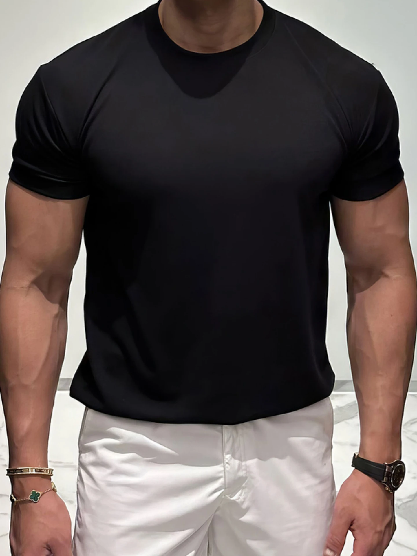 メンズTシャツが似合う体型を選ぶには？フィット感と機能性を両立する「普锐马ス」の白色ラウンドネックTシャツがおすすめ