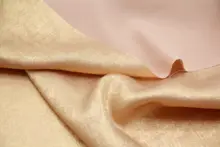贅沢な金糸の光沢を持つ柔らかでドレープ感のある金色と浅いピンクの織金麻サテン生地【礼服用・旗袍用】