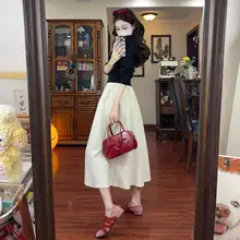 秋のレディーススタイル！黒のニットトップスと白のスカート【おしゃれなレイヤードデザイン】（セットアップ対応）