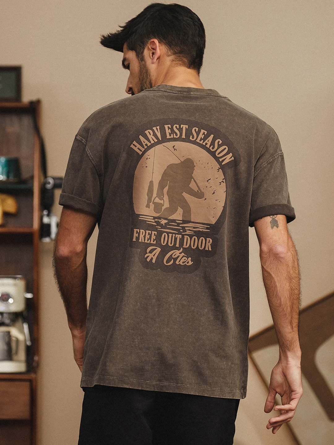 メンズTシャツの着こなしは、デザインと機能のバランスで決まる？