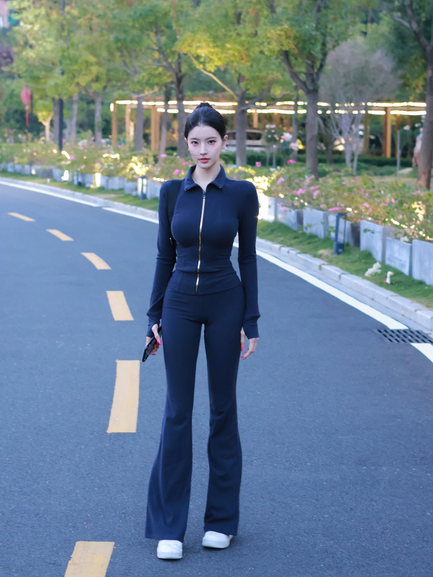 70kgの女性が毎日着て安心できる、秋冬の着こなしにぴったりなトップスとパンツは？