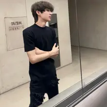 洗い加工された黒のフリンジ付きダメージデニムパンツ【スリムフィット・マイクロブーツカット】