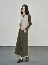 モダンデザインの緑色フィットTシャツ【長袖・ラウンドネック・カジュアルスタイル】