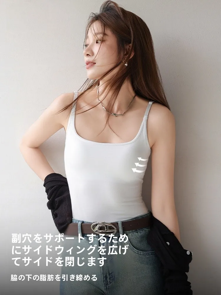 白色キャミソール：透けにくい素材と通気性のバランスを実現
