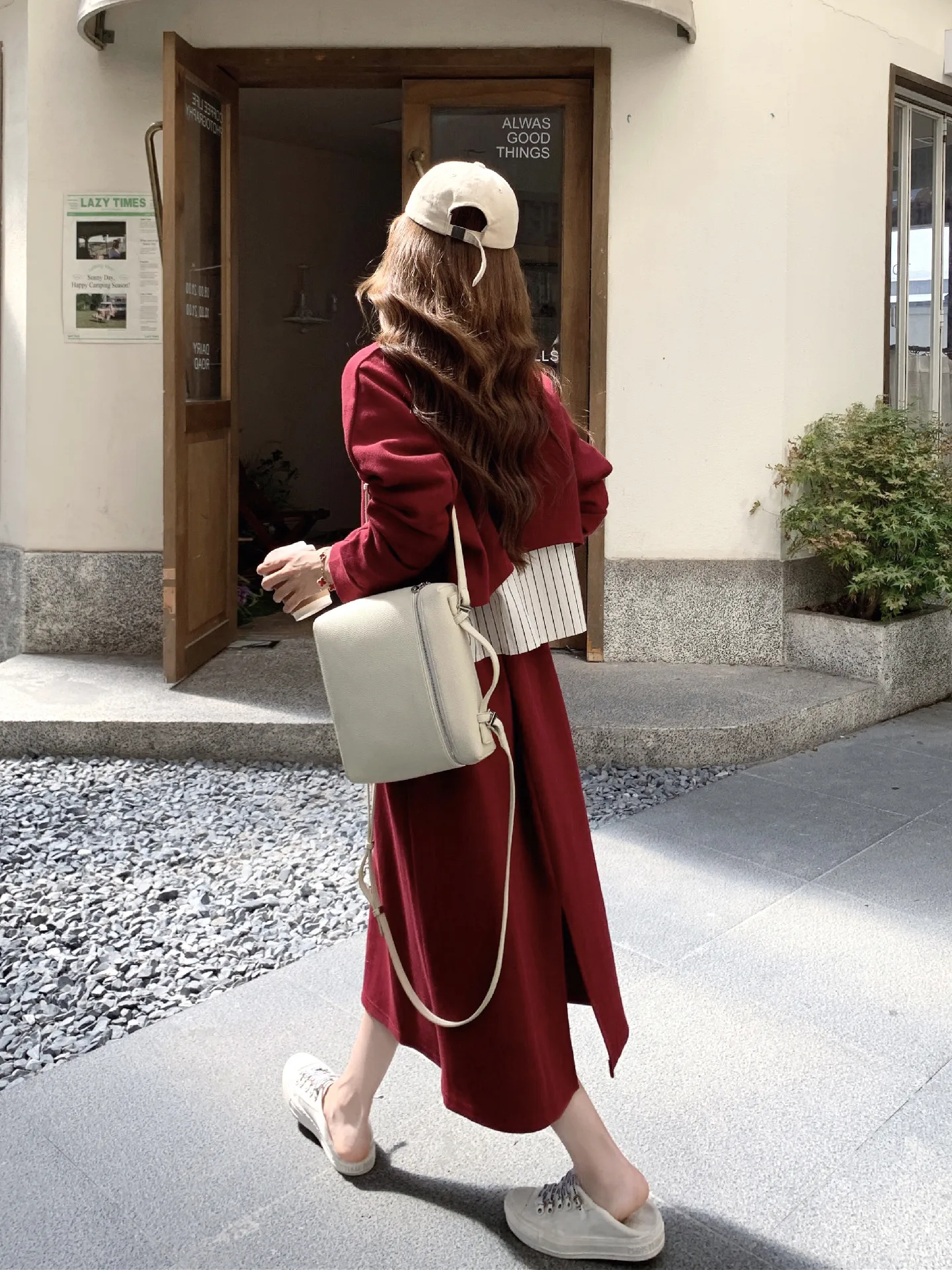 デート服 秋 20代向けのカジュアル3点セット：赤いストライプシャツとスウェット、カジュアルスカートの実用性とシーン別選定