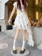 優しい雰囲気の杏色Vネック短袖ニットトップスと不規則なフリル付きスカート（セットアップ対応）