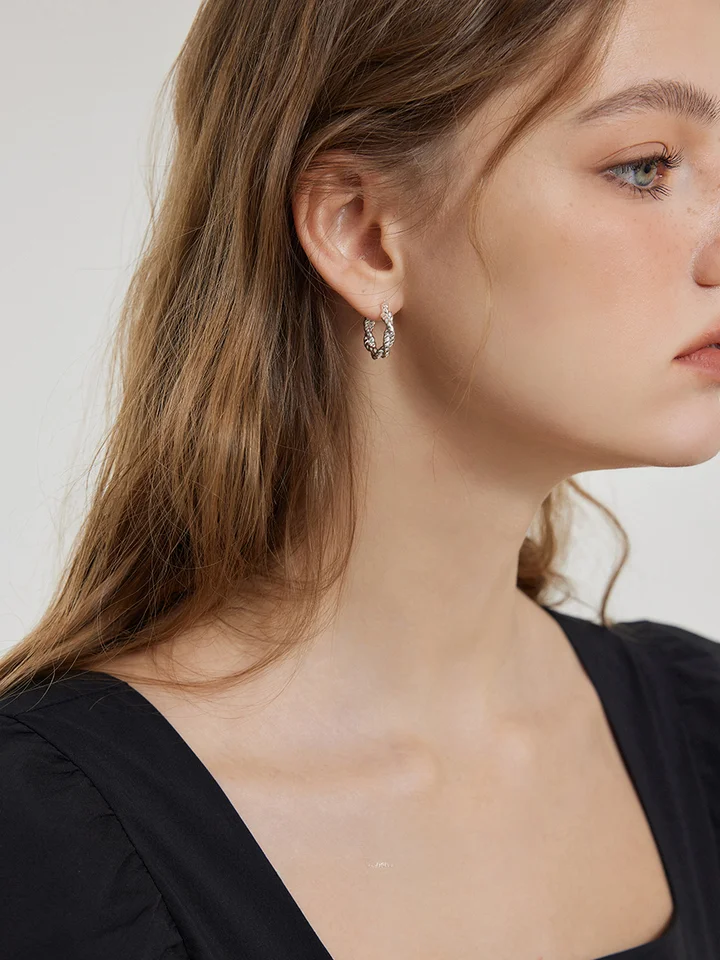 ツイスト編みデザインの金属製イヤリング【フレンチスタイル・軽量・シンプル】
