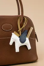 高級感ある羊皮手縫い小馬のキーホルダー【マモ素材・多色デザイン】
