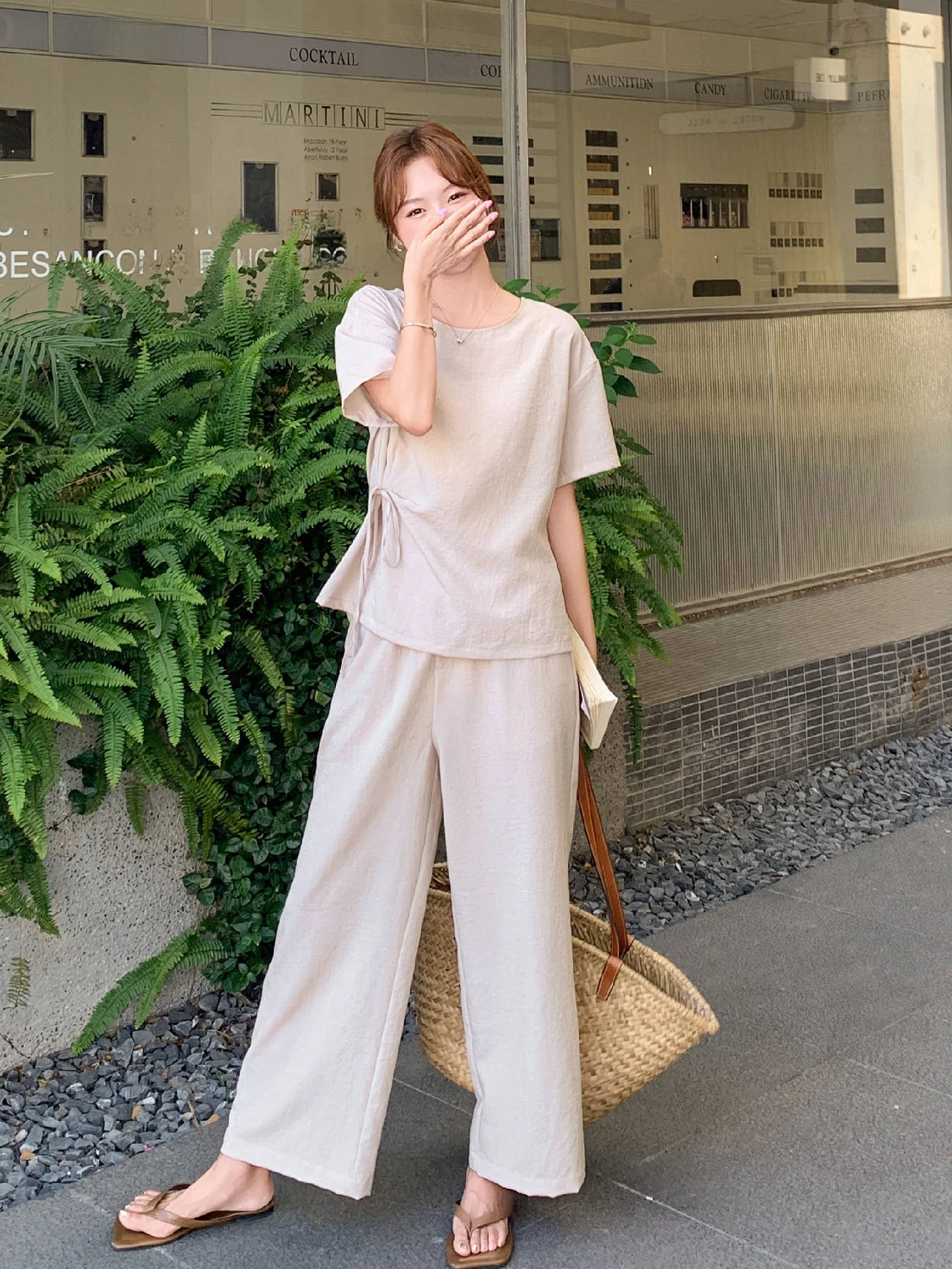 40代の夏旅行で軽い服を選ぶなら、このTシャツとストレートパンツの2点セットがおすすめ！