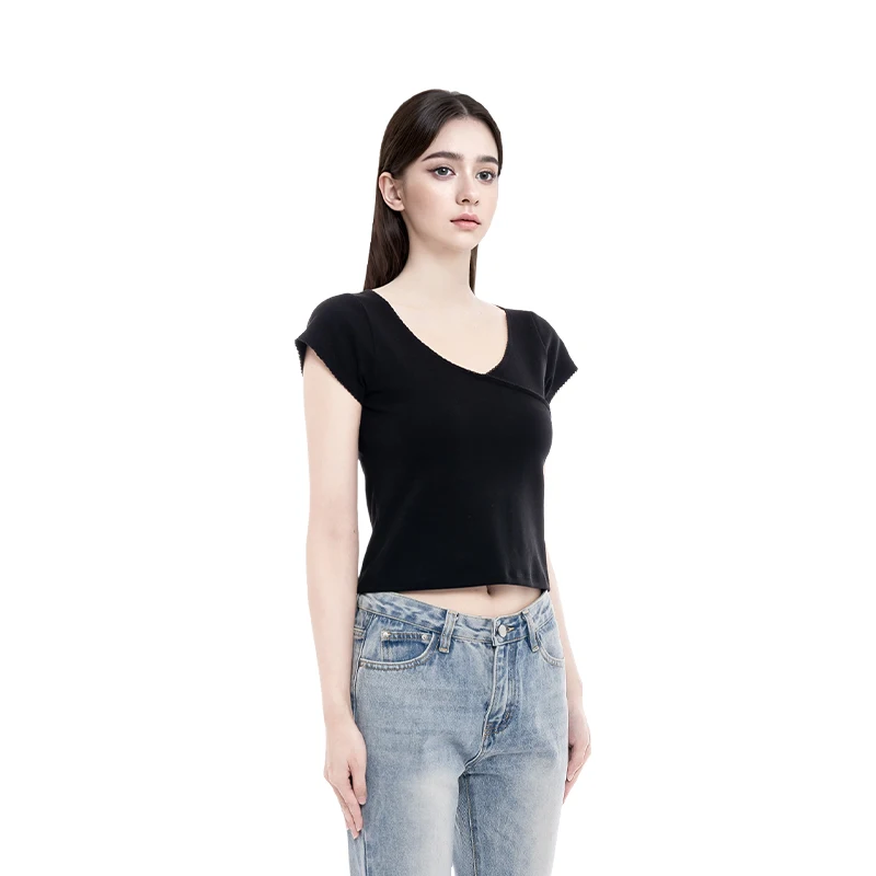 フラワーレースデザインの短袖Tシャツ：20代女性の日常ファッションに最適なトレンドアイテム