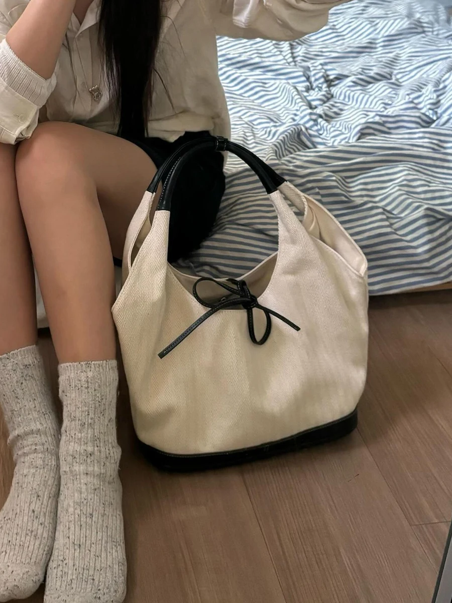 お出かけトートバッグで通勤も旅行もスムーズに？この1つのバッグが解決する理由とは