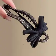 リボン型のダイヤモンド装飾が施された高級感ある後頭部用ヘアクリップ【シンプルデザイン・ファッションスタイル】
