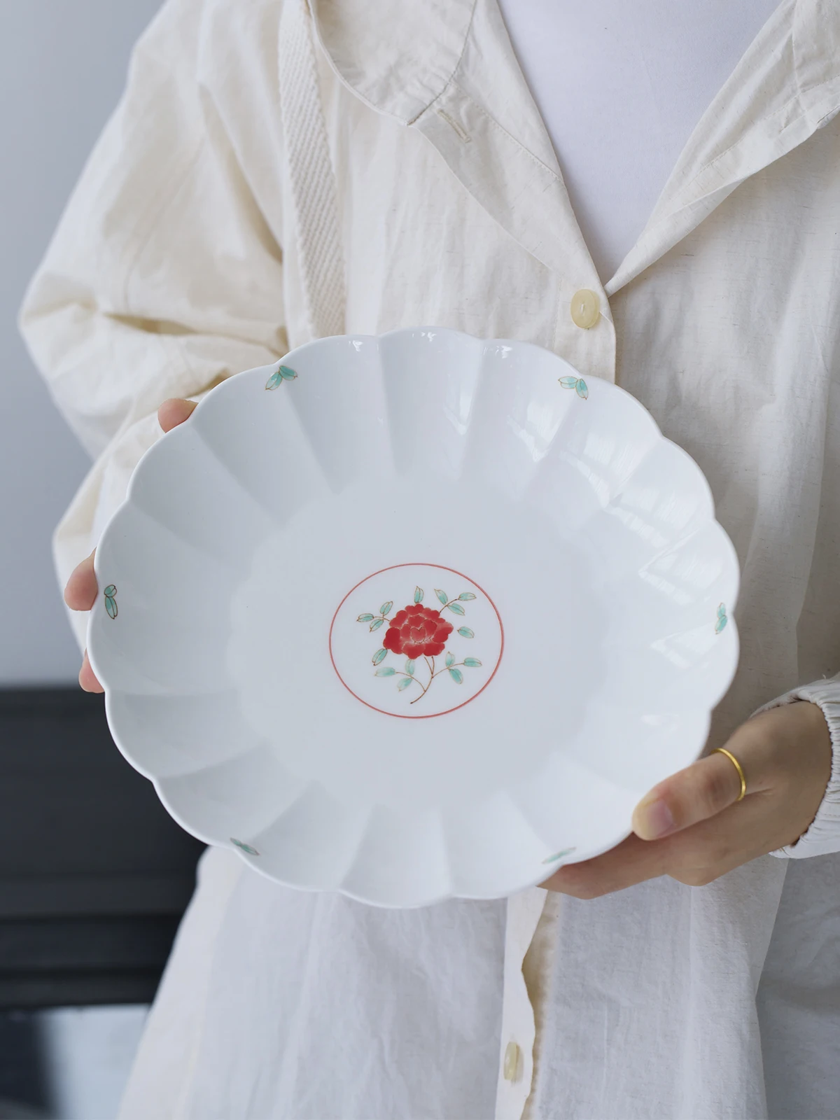 手描きの菊花模様入り陶製プレート：高級感ある釉下彩で家庭料理を美しく