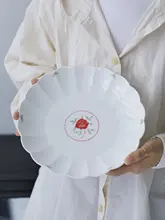 手描きの菊花模様入り陶製プレート【高級感ある釉下彩・丸型・家庭用】