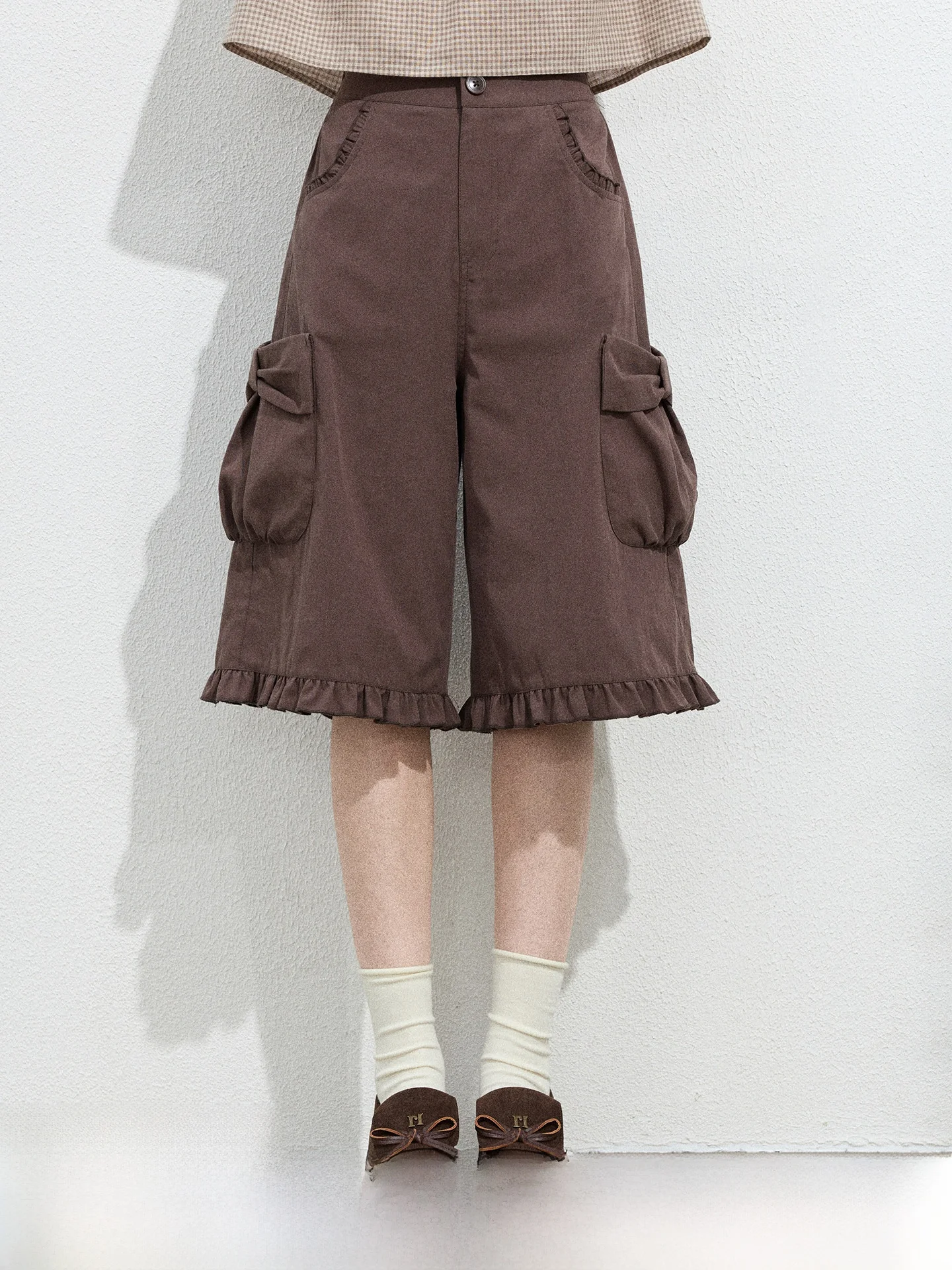 深いコーヒーカラーの七分丈ワイドパンツ：ストリート系ファッション夏の定番アイテムとしての実用性とデザイン分析