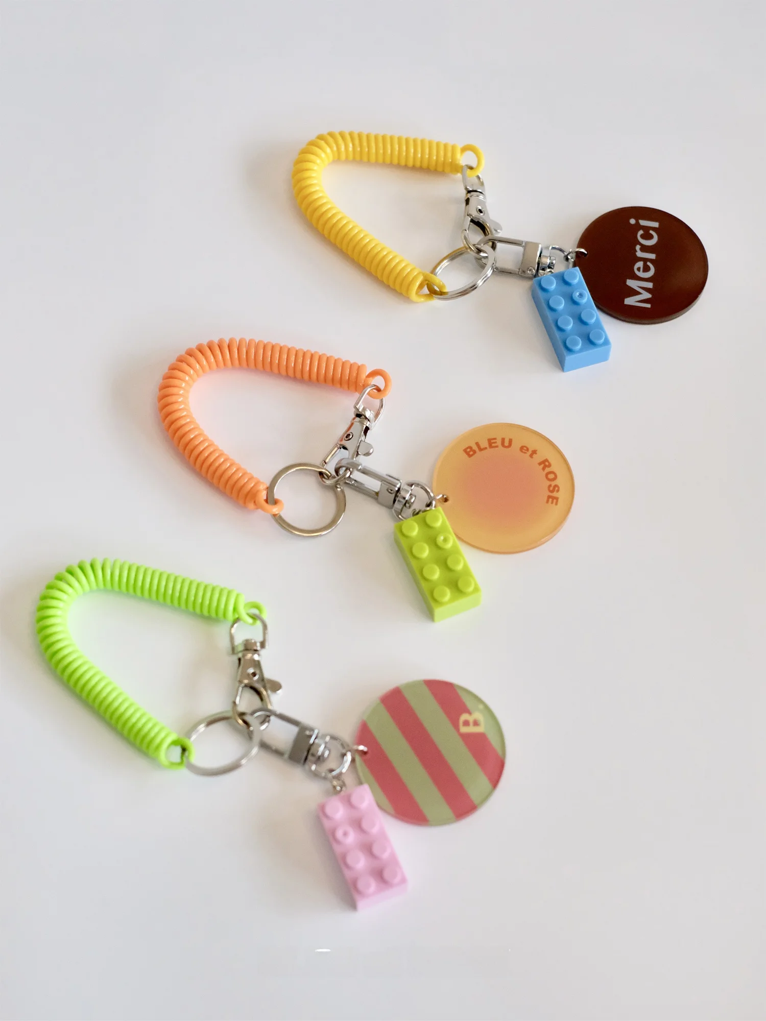 BLEU et ROSE オリジナルカラーコンビチェッカーデザイン アクリルキーホルダー：おしゃれなお揃いブランドの小物選びに最適なデザイン