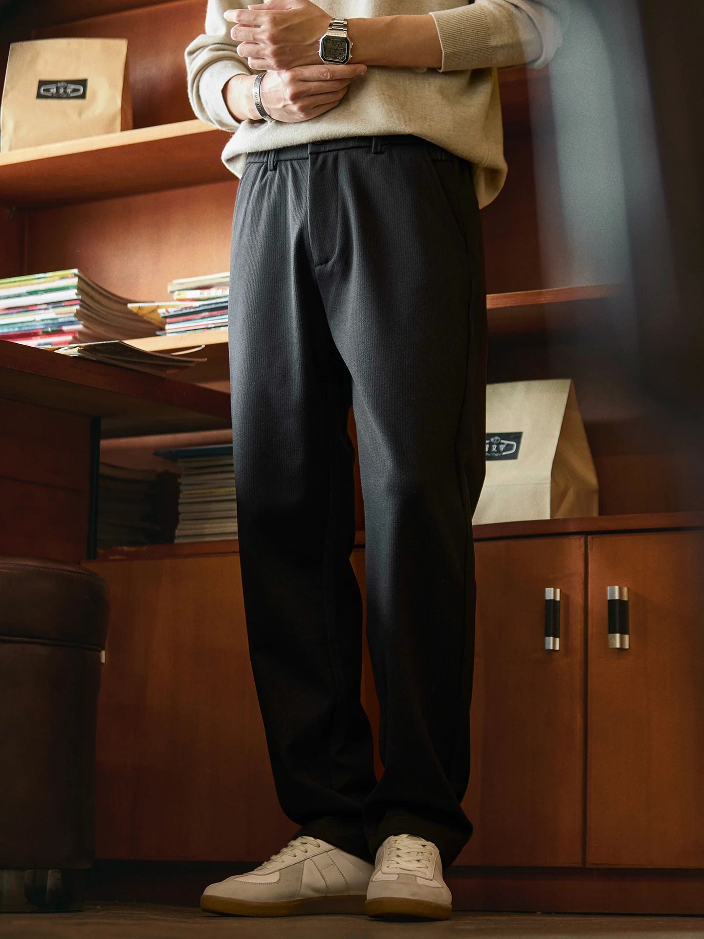 日常通勤に最適な黒のカジュアルパンツ：ストレートフィットと伸縮性の実用性解析