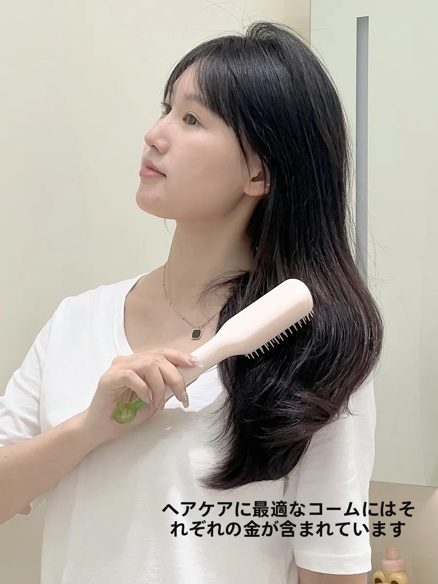 携帯可能な伸縮ミニブラシ：頭皮マッサージと静電気防止の女性向けケアツール
