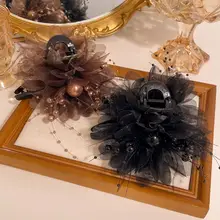 高級感あるフェザー風ボリュームヘアクリップ【女性用・後頭部まとめ髪・シャーククリップ・ヘアアクセサリー】
