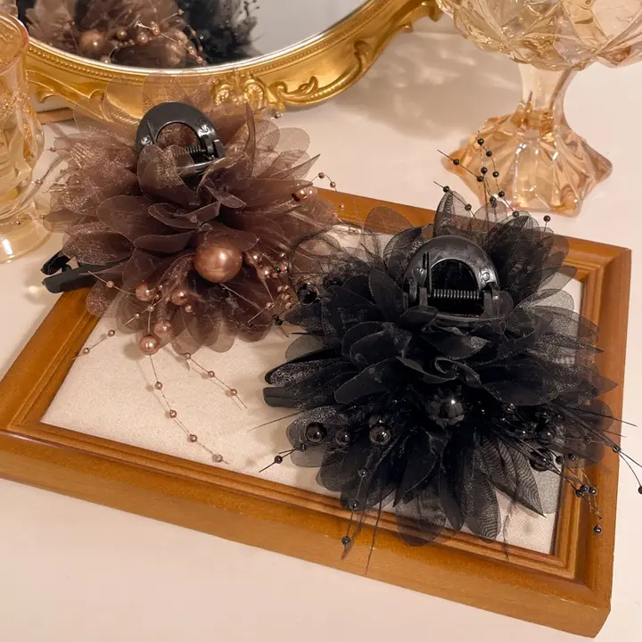 高級感あるフェザー風ボリュームヘアクリップ【女性用・後頭部まとめ髪・シャーククリップ・ヘアアクセサリー】