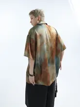 オーバーサイズのドロップショルダーシャツ【印象的なグラデーションデザイン】