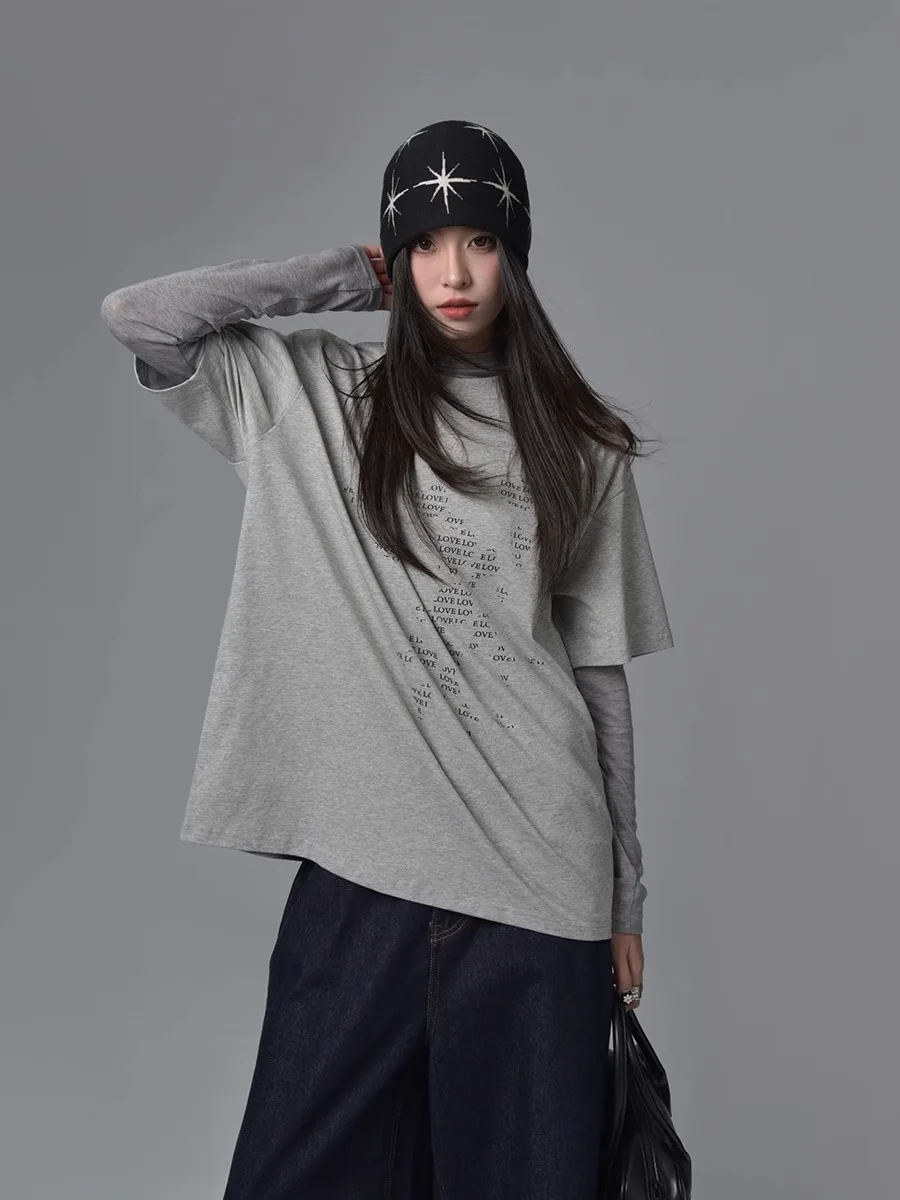 自由なスタイルの不規則なアルファベットプリントTシャツ：2026年ファッショントレンドに合わせた通勤風のオーバーサイズアイテム