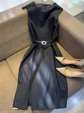 ストライプデザインのノースリーブドレス【ウエスト絞り・通勤・大人の女性向け】