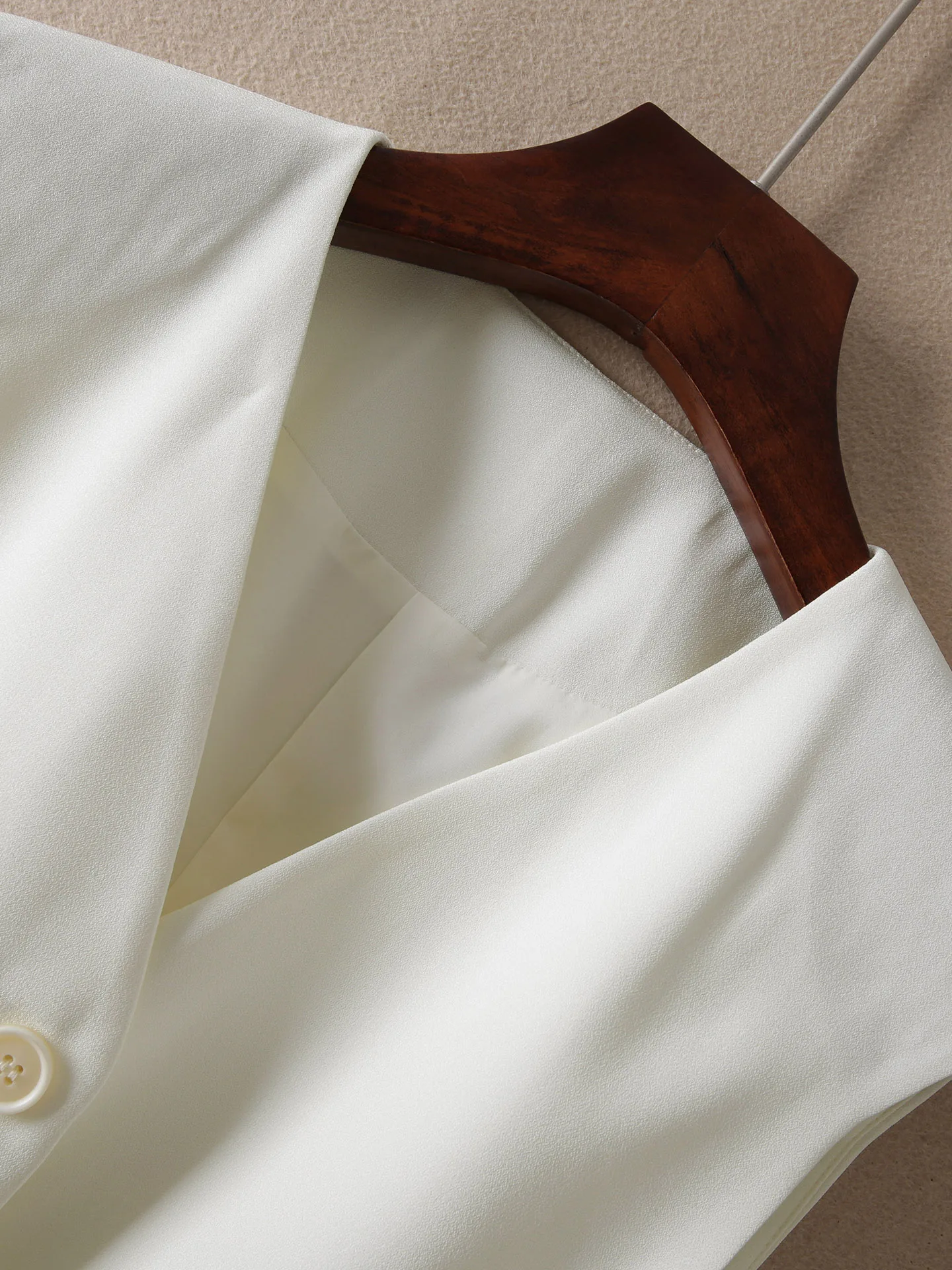 4月に着る50代の服、どう選ぶ？シンプルなノースリーブジャケットが通勤と散歩の両方で活躍する理由