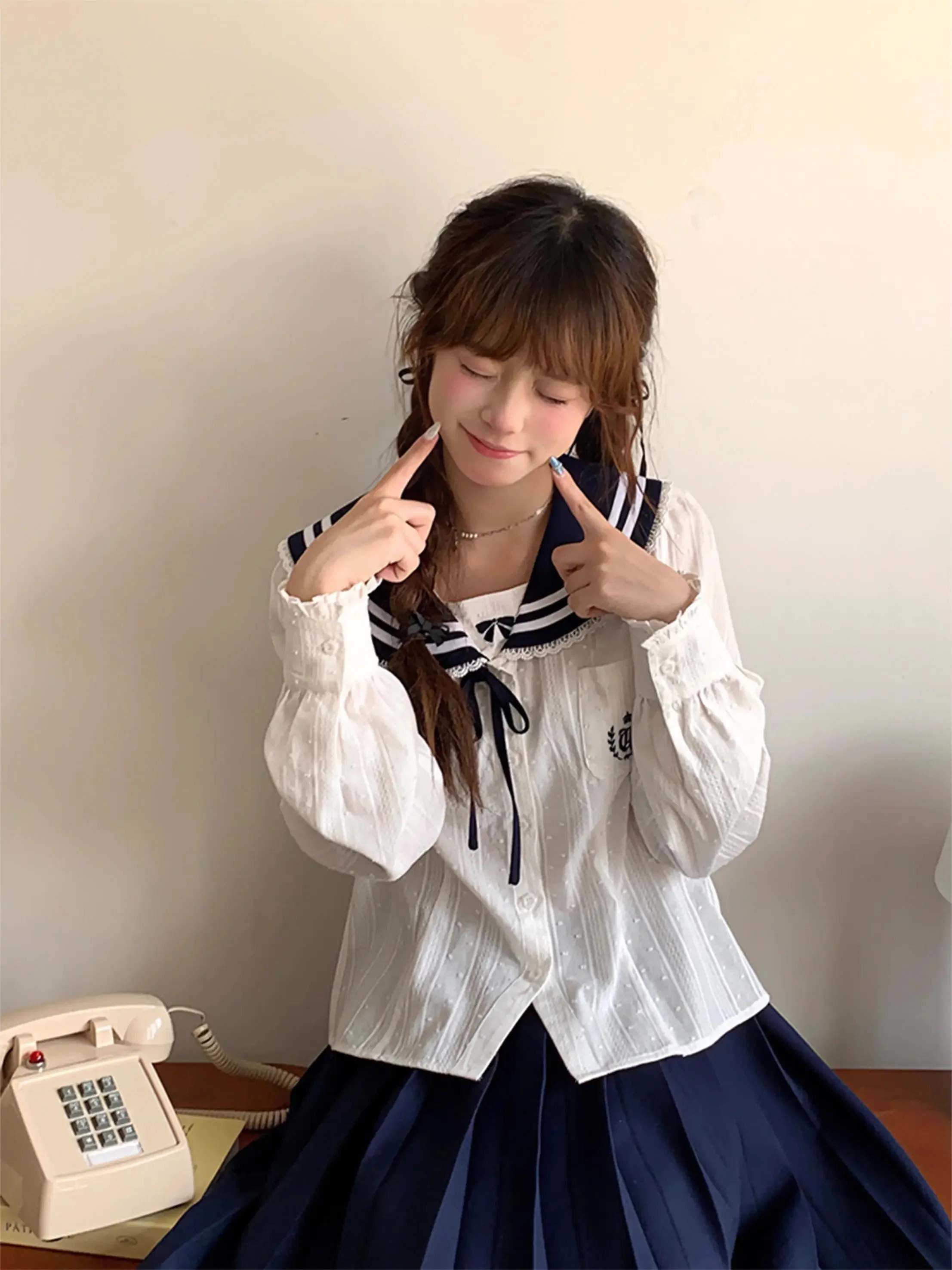 学院風の秋用コーディネート【ネイビーカラーの衿付き白シャツとプリーツスカート】（セットアップ対応）