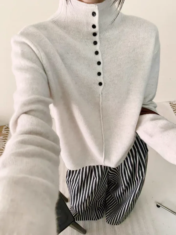 高級感あるシンプルなタートルネックウールニットトップス【ボタン付き・女性用・秋冬向け】