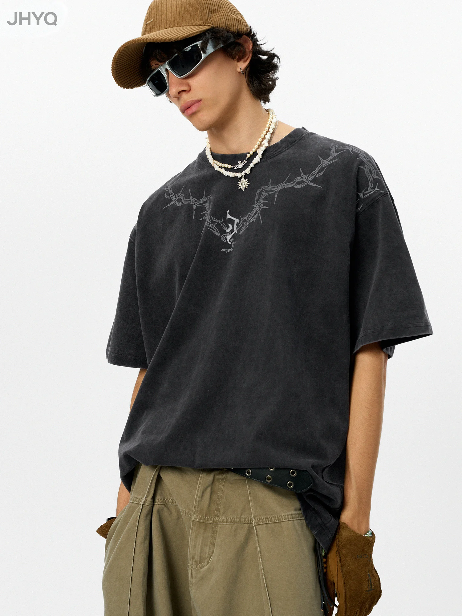ゴシック風アメリカンTシャツ：メンズストリートファッションの定番スタイル